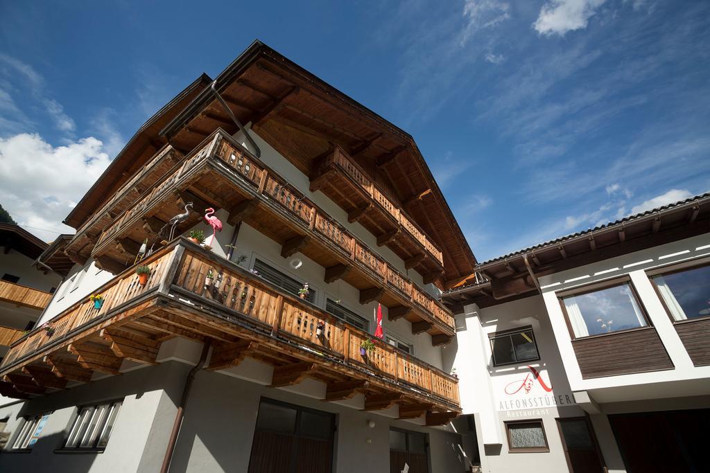 Alfonsstueberl - Ferienwohnungen & Restaurant Innervillgraten Bagian luar foto